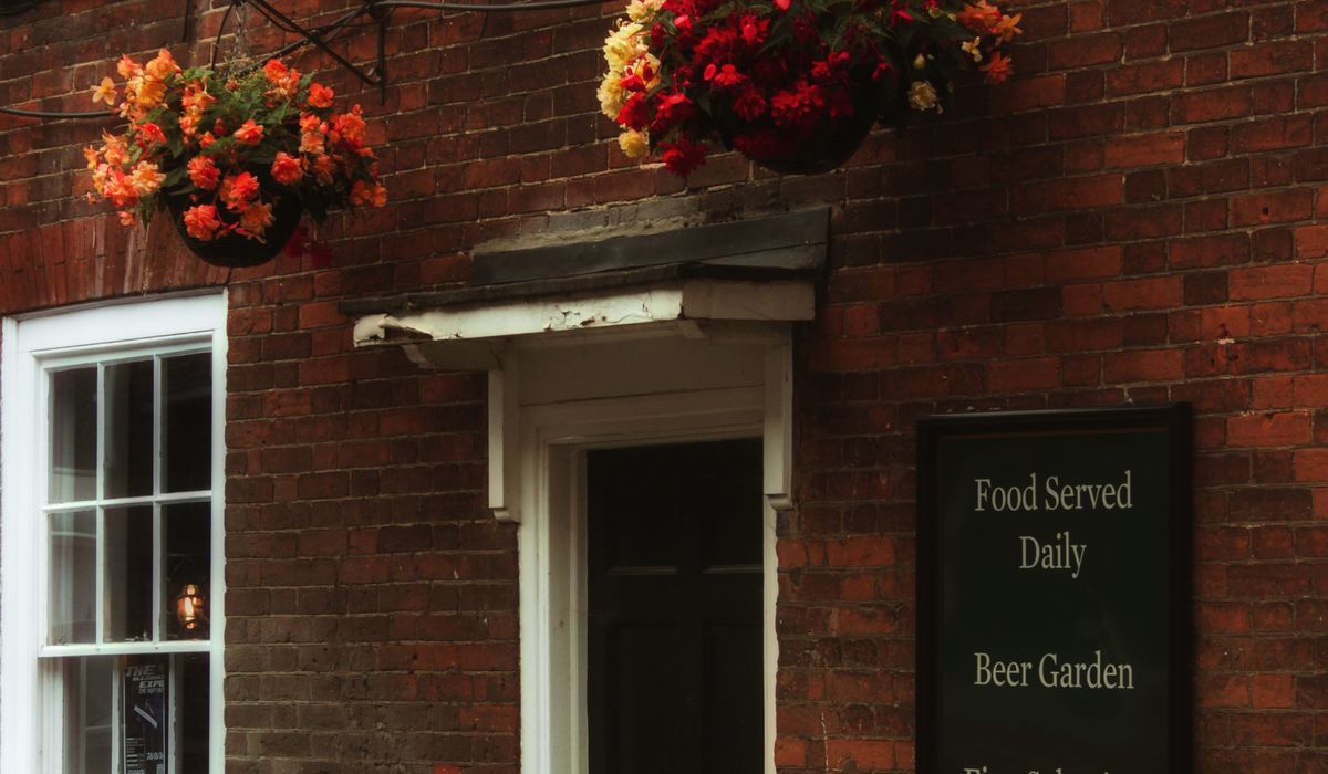 How to Pair Traditional Ales with Pub Classics